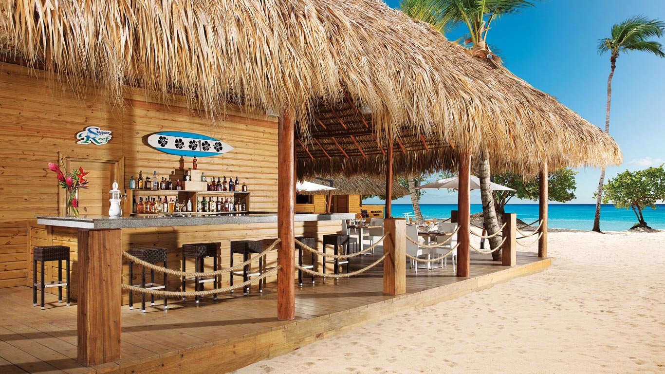 Bar de techo de paja sobre la arena, junto al mar